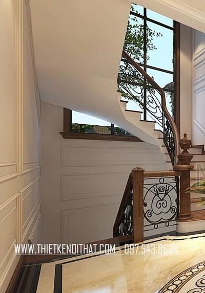 Cầu thang gỗ cổ điển tại biệt thự Vinhomes Green Bay